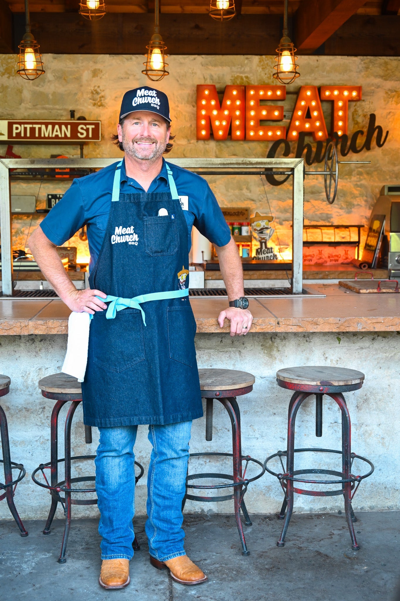 hedley-and-bennett-meat-church-apron-navy-h9 NAVY_H_B_APRON_LIFESTYLE_OUTDOOR_KITCHEN_TIED.jpg